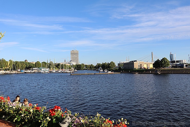 Atvasaras saule aicina rīdziniekus doties uz restorāna «Aqua Luna» terasi Andrejostā 207406