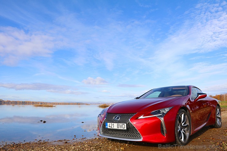 Travelnews.lv apceļo Latvijas zelta rudeni ar sportisko un futūristisko vāģi «Lexus LC 500» 209395