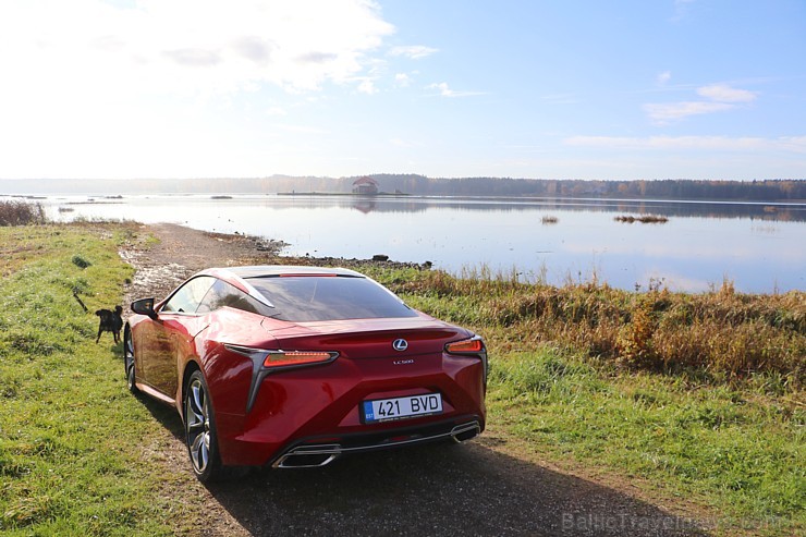 Travelnews.lv apceļo Latvijas zelta rudeni ar sportisko un futūristisko vāģi «Lexus LC 500» 209397