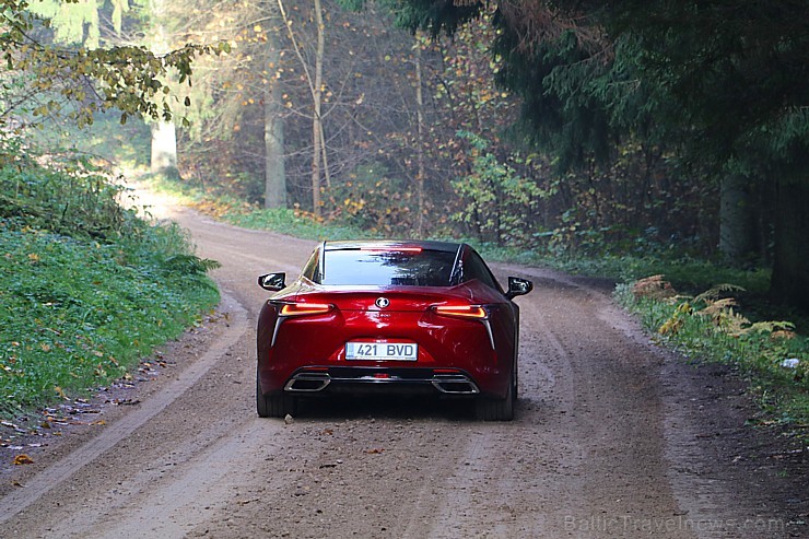 Travelnews.lv apceļo Latvijas zelta rudeni ar sportisko un futūristisko vāģi «Lexus LC 500» 209412