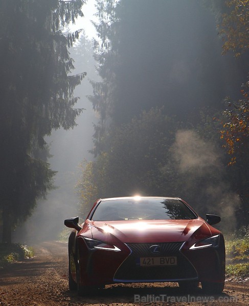 Travelnews.lv apceļo Latvijas zelta rudeni ar sportisko un futūristisko vāģi «Lexus LC 500» 209414