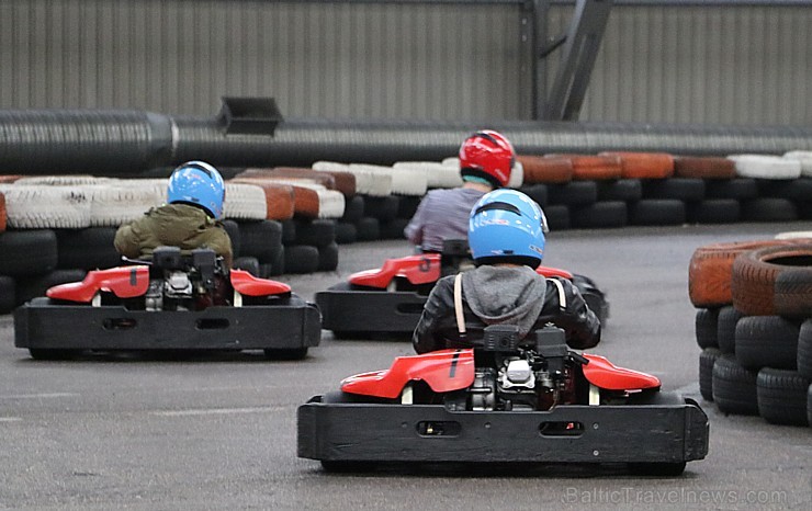 Travelnews.lv jauniešu komanda joņo ar kartingu halles «Ātruma cilts» kartingiem 209462