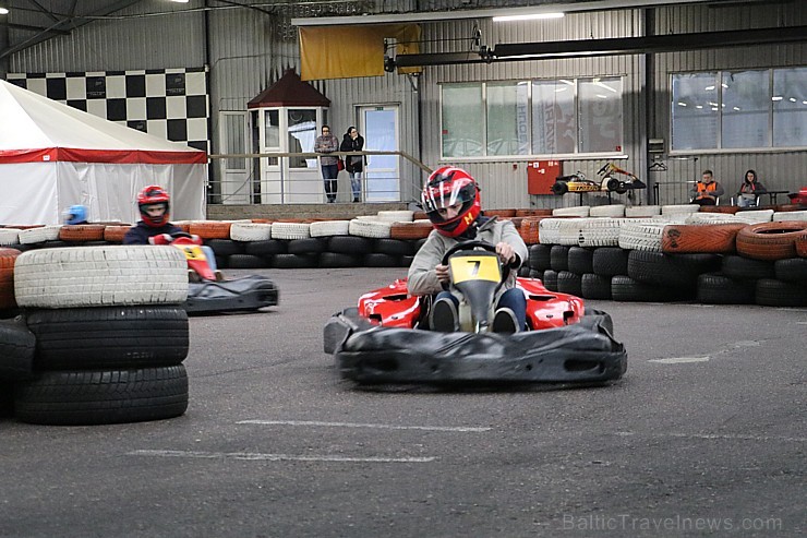 Travelnews.lv jauniešu komanda joņo ar kartingu halles «Ātruma cilts» kartingiem 209464