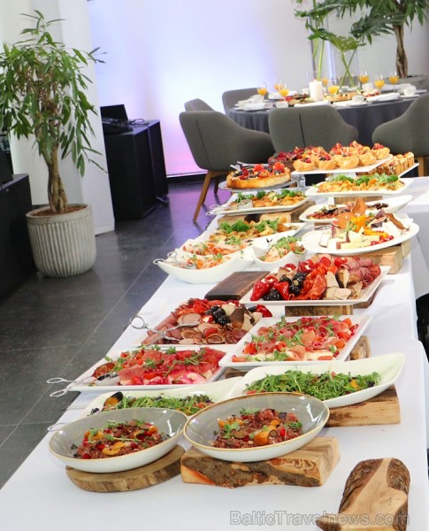 «Restaurant Service» (restorāni - «Bibliotēka Nr.1» un «Kolonāde. Mūsu stāsti») apliecina viesiem pilna servisa banketu rīkošanas mākslu visaugstākajā 210062