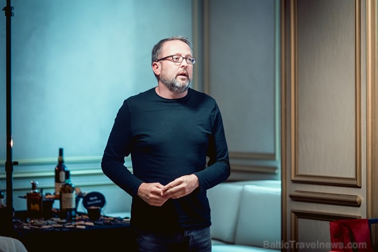 Latvijas slavenības kopā ar viskija ekspertu bauda dzērienus jaunās viesnīcas «Grand Hotel Kempinski» bārā Latvijas slavenības kopā ar viskija ekspertu bauda dzērienus jaunās viesnīcas «Grand Hotel Kempinski» bārā 210389