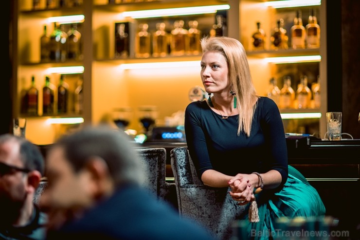 Latvijas slavenības kopā ar viskija ekspertu bauda dzērienus jaunās viesnīcas «Grand Hotel Kempinski» bārā Latvijas slavenības kopā ar viskija ekspertu bauda dzērienus jaunās viesnīcas «Grand Hotel Kempinski» bārā 210409
