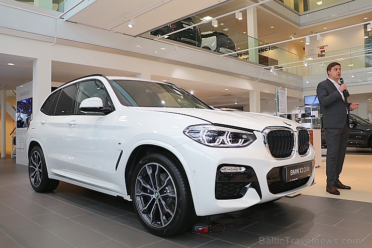 Inchcape Motors Latvia ar šokolādes konfektēm prezentē jauno krosoveru BMW X3 210969
