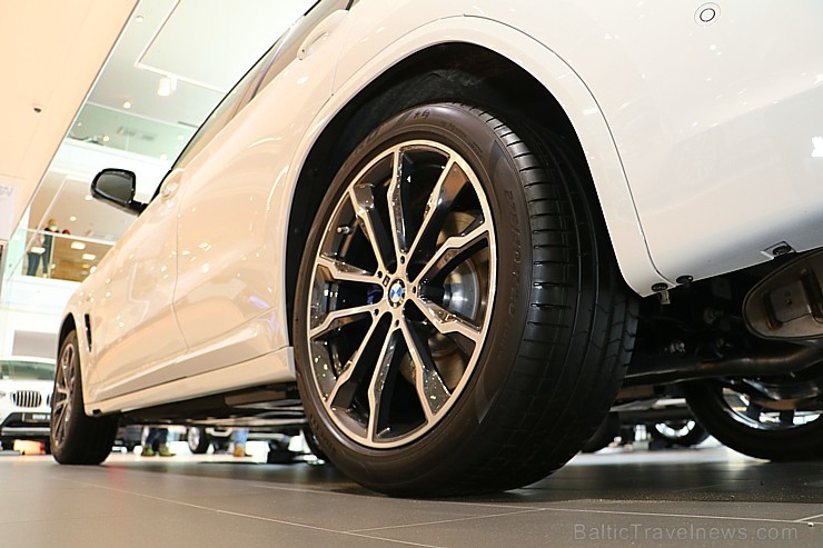 Inchcape Motors Latvia ar šokolādes konfektēm prezentē jauno krosoveru BMW X3 210979