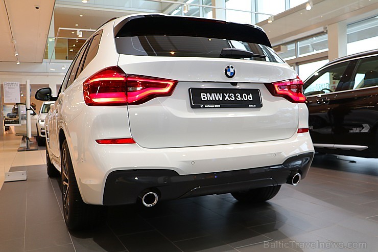 Inchcape Motors Latvia ar šokolādes konfektēm prezentē jauno krosoveru BMW X3 210983