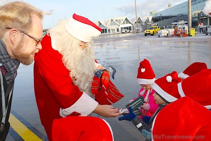 Ar somu lidsabiedsabiedrības «Finnair» lidmašīnu 5.12.2017 Rīgā ielido Ziemassvētku vecītis no Lapzemes Ar somu lidsabiedsabiedrības «Finnair» lidmašīnu 5.12.2017 Rīgā ielido Ziemassvētku vecītis no Lapzemes 212293
