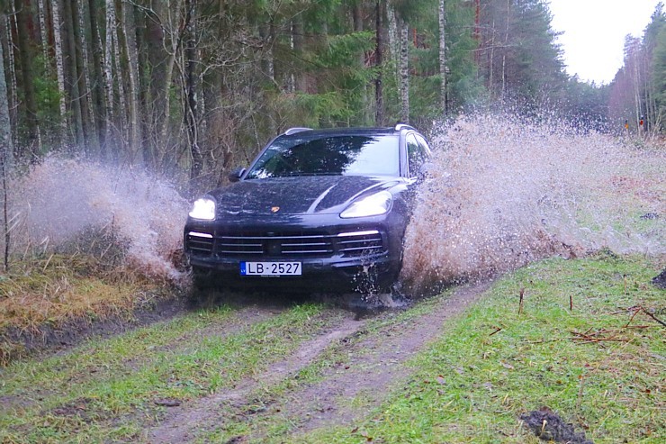 Travelnews.lv apceļo Pierīgu ar jauno un glauno apvidus vāģi Porsche Cayenne 214214