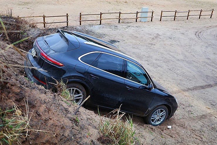 Travelnews.lv apceļo Pierīgu ar jauno un glauno apvidus vāģi Porsche Cayenne 214215