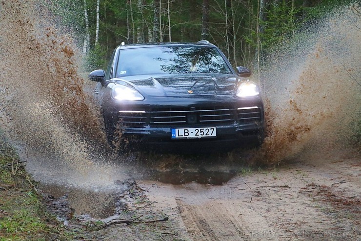 Travelnews.lv apceļo Pierīgu ar jauno un glauno apvidus vāģi Porsche Cayenne 214219