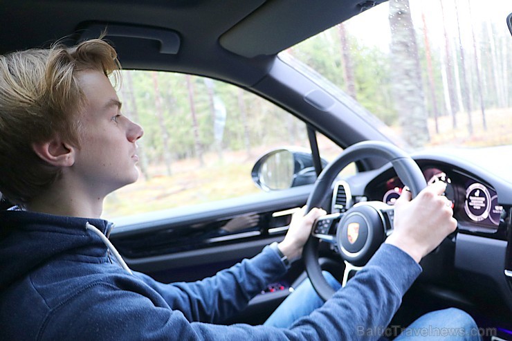 Travelnews.lv apceļo Pierīgu ar jauno un glauno apvidus vāģi Porsche Cayenne 214227