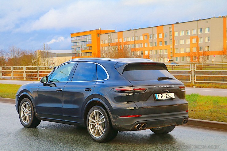 Travelnews.lv apceļo Pierīgu ar jauno un glauno apvidus vāģi Porsche Cayenne 214256