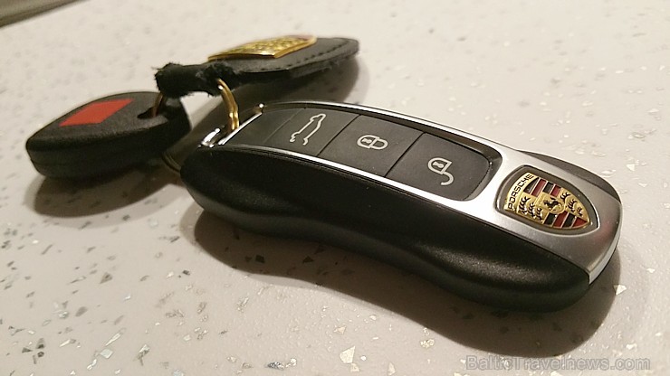 Travelnews.lv apceļo Pierīgu ar jauno un glauno apvidus vāģi Porsche Cayenne 214266
