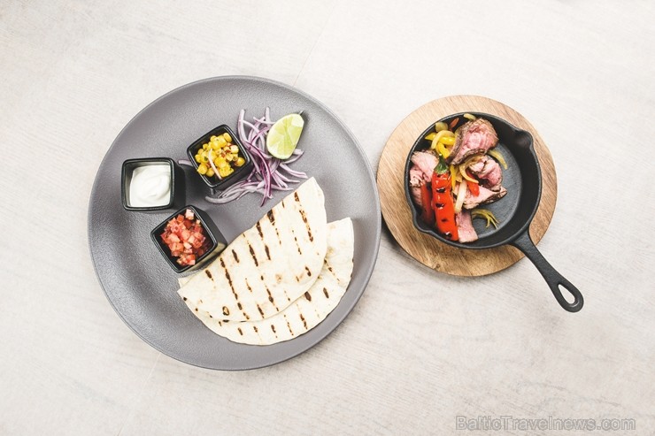 Pikantās meksikāņu fajitas četrās variācijās - cāļa, liellopa, tīģergarneļu un mix. «Easy Beer&Burger» Pikantās meksikāņu fajitas četrās variācijās - cāļa, liellopa, tīģergarneļu un mix. «Easy Beer&Burger» 214836
