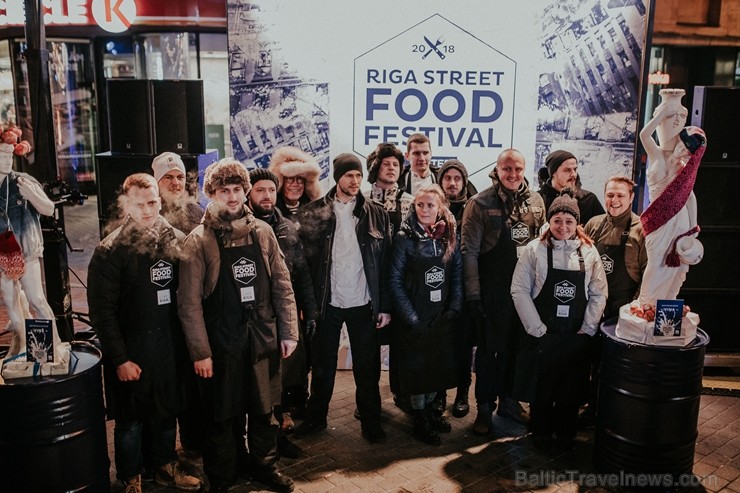 Rīgas «Street Food» festivāla laikā īpaši apmeklēta bija gardumu pilnā «Aqua Luna» telts 214857
