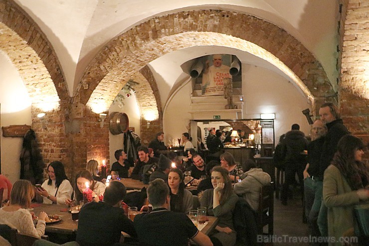 Travelnews.lv konstatē, ka Vecrīgas «Folkklubs Ala Pagrabs» ir ļoti populārs jauniešu un ārzemnieku vidū Travelnews.lv konstatē, ka Vecrīgas «Folkklubs Ala Pagrabs» ir ļoti populārs jauniešu un ārzemnieku vidū 214868