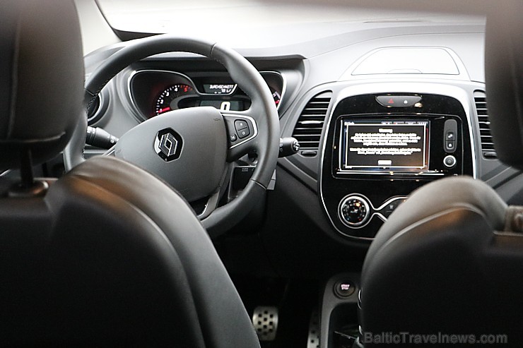Travelnews.lv apceļo Latvijas galvaspilsētu ar Renault Captur 215243