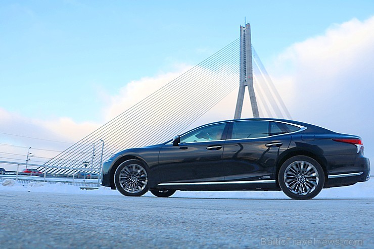 Travelnews.lv apceļo Latviju ar luksus klases vāģi «Lexus LS 500h» 217205
