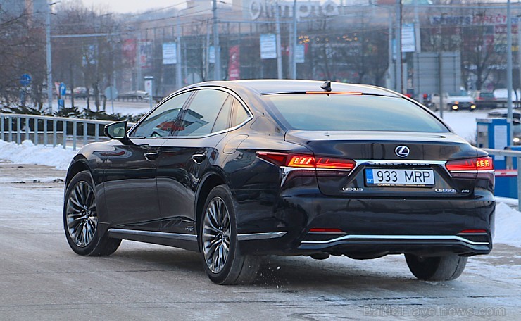 Travelnews.lv apceļo Latviju ar luksus klases vāģi «Lexus LS 500h» 217207