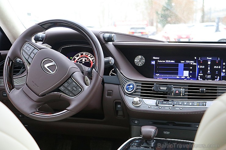 Travelnews.lv apceļo Latviju ar luksus klases vāģi «Lexus LS 500h» 217225