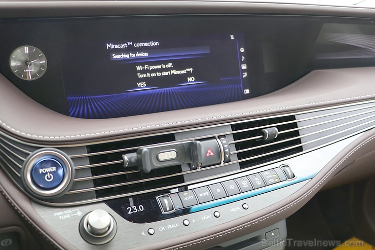 Travelnews.lv apceļo Latviju ar luksus klases vāģi «Lexus LS 500h» 217235