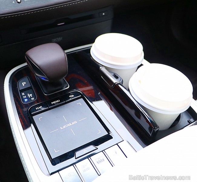 Travelnews.lv apceļo Latviju ar luksus klases vāģi «Lexus LS 500h» 217238