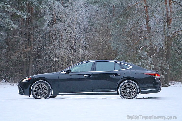 Travelnews.lv apceļo Latviju ar luksus klases vāģi «Lexus LS 500h» 217245