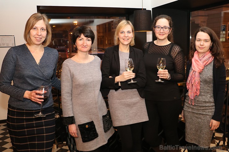 Ceļojumu tehnoloģiju uzņēmums «Travelport Latvia» aicina ceļojumu konsultantus sagaidīt pavasari ar EBRU mākslu Ceļojumu tehnoloģiju uzņēmums «Travelport Latvia» aicina ceļojumu konsultantus sagaidīt pavasari ar EBRU mākslu 218353