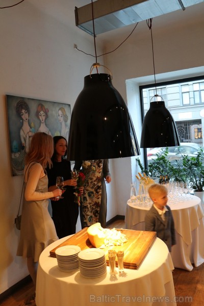 Rīgas restorānā «Vīna Studija» Stabu ielā ir skatāma mākslinieces Ilvitas Didrihsones personālizstāde «Sarunas caur puķēm» Rīgas restorānā «Vīna Studija» Stabu ielā ir skatāma mākslinieces Ilvitas Didrihsones personālizstāde «Sarunas caur puķēm» 220073