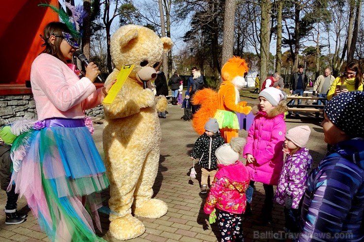 Ventspils Bērnu pilsētiņā norisinās putnu būrīšu izgatavošanas talka 220561