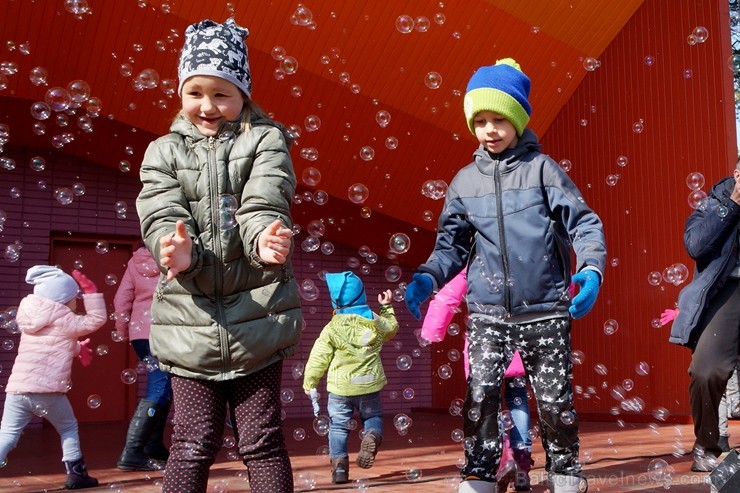 Ventspils Bērnu pilsētiņā norisinās putnu būrīšu izgatavošanas talka 220565