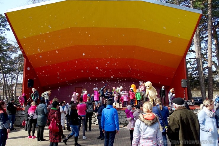 Ventspils Bērnu pilsētiņā norisinās putnu būrīšu izgatavošanas talka 220567