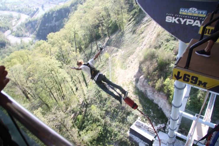 Travelnews.lv pārvar bailes no augstuma unikālajā Soču «Skypark». Atbalsta: Rosa Khutor 220870
