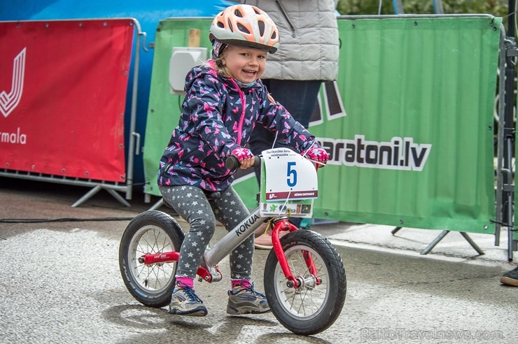 Svētku noskaņās Jūrmalā  aizvadīts Neatkarības dienas velobrauciens 222275
