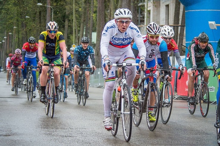Svētku noskaņās Jūrmalā  aizvadīts Neatkarības dienas velobrauciens 222291