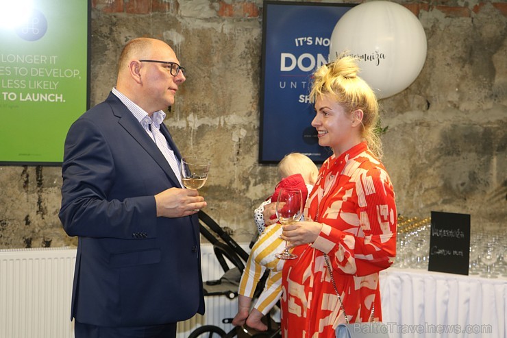 Recepšu grāmata «100 kūkas un 1 svecīte» noderēs katrai svētku galda saimniecei 223397