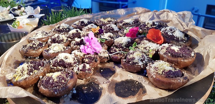 Travelnews.lv piedāvā dažus fotomirkļus no grandiozās Rīgas 5 zvaigžņu viesnīcas «Grand Poet by Semarah Hotels» atklāšanas 31.05.2018. Foto: Samsung N 224401