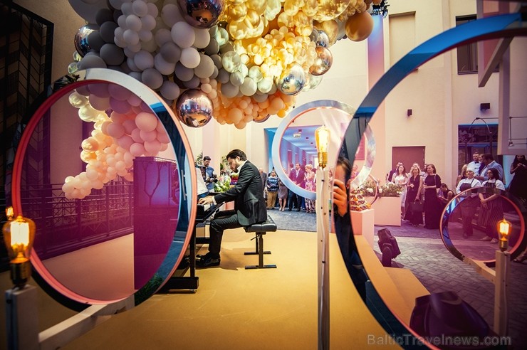 Travelnews.lv piedāvā dažus fotomirkļus no grandiozās Rīgas 5 zvaigžņu viesnīcas «Grand Poet by Semarah Hotels» atklāšanas. Foto: Grand Poet Hotel Travelnews.lv piedāvā dažus fotomirkļus no grandiozās Rīgas 5 zvaigžņu viesnīcas «Grand Poet by Semarah Hotels» atklāšanas. Foto: Grand Poet Hotel 224506