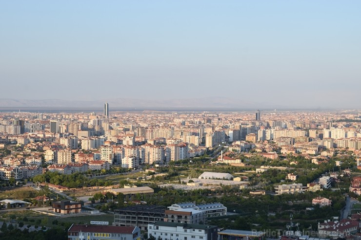 Konja atrodas ielejā, kā bļodā, un tās panorāmā ir vien dažas augstceltnes. Tas tāpēc, ka Konja atrodas seismiski aktīvā zonā, un debesskrāpju ainava Konja atrodas ielejā, kā bļodā, un tās panorāmā ir vien dažas augstceltnes. Tas tāpēc, ka Konja atrodas seismiski aktīvā zonā, un debesskrāpju ainava 224535
