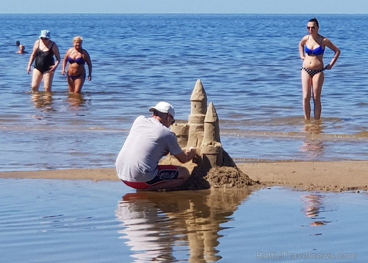 Karstais un saulainais laiks ir piepildījis Jūrmalas pludmali ar atpūtniekiem un tūristiem. Foto: Samsung Note8 Karstais un saulainais laiks ir piepildījis Jūrmalas pludmali ar atpūtniekiem un tūristiem. Foto: Samsung Note8 224694