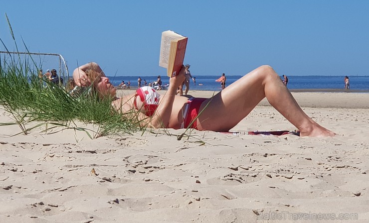 Karstais un saulainais laiks ir piepildījis Jūrmalas pludmali ar atpūtniekiem un tūristiem. Foto: Samsung Note8 Karstais un saulainais laiks ir piepildījis Jūrmalas pludmali ar atpūtniekiem un tūristiem. Foto: Samsung Note8 224699