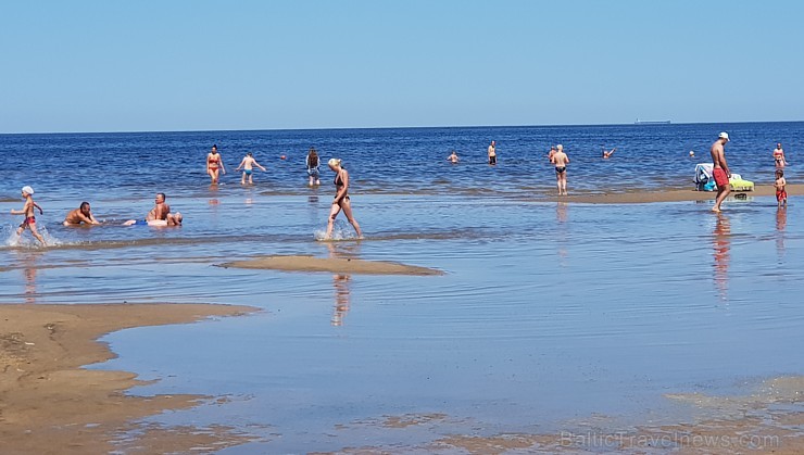 Karstais un saulainais laiks ir piepildījis Jūrmalas pludmali ar atpūtniekiem un tūristiem. Foto: Samsung Note8 Karstais un saulainais laiks ir piepildījis Jūrmalas pludmali ar atpūtniekiem un tūristiem. Foto: Samsung Note8 224701