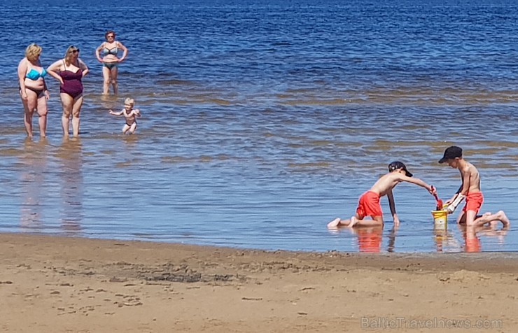Karstais un saulainais laiks ir piepildījis Jūrmalas pludmali ar atpūtniekiem un tūristiem. Foto: Samsung Note8 Karstais un saulainais laiks ir piepildījis Jūrmalas pludmali ar atpūtniekiem un tūristiem. Foto: Samsung Note8 224703
