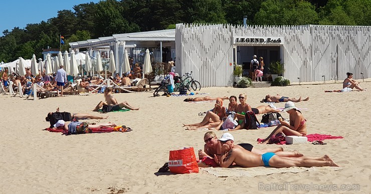 Karstais un saulainais laiks ir piepildījis Jūrmalas pludmali ar atpūtniekiem un tūristiem. Foto: Samsung Note8 Karstais un saulainais laiks ir piepildījis Jūrmalas pludmali ar atpūtniekiem un tūristiem. Foto: Samsung Note8 224704