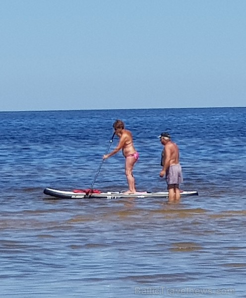 Karstais un saulainais laiks ir piepildījis Jūrmalas pludmali ar atpūtniekiem un tūristiem. Foto: Samsung Note8 Karstais un saulainais laiks ir piepildījis Jūrmalas pludmali ar atpūtniekiem un tūristiem. Foto: Samsung Note8 224707