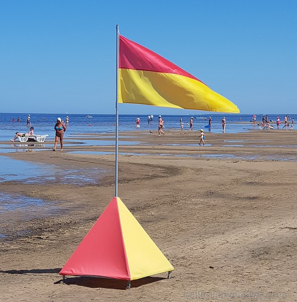 Karstais un saulainais laiks ir piepildījis Jūrmalas pludmali ar atpūtniekiem un tūristiem. Foto: Samsung Note8 Karstais un saulainais laiks ir piepildījis Jūrmalas pludmali ar atpūtniekiem un tūristiem. Foto: Samsung Note8 224709