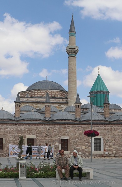 Travelnews.lv iepazīst Mevlevi jeb Rūmī mauzoleju, muzeja ēku, mošeju un centrālo laukumu. Sadarbībā ar Turkish Airlines Travelnews.lv iepazīst Mevlevi jeb Rūmī mauzoleju, muzeja ēku, mošeju un centrālo laukumu. Sadarbībā ar Turkish Airlines 225017